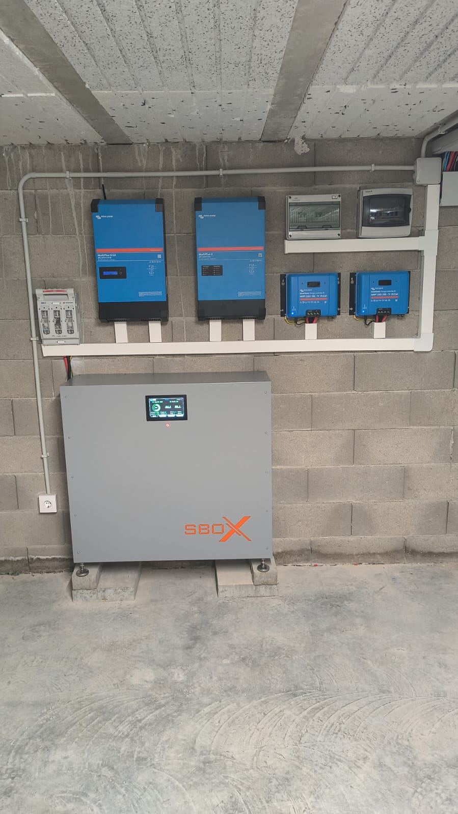 Instal·lació 10kW/60kWh amb bateria SolarBox SB60 i dos inversors Victron MultiPlus-II de 5kW, amb el sistema en marxa i el monitoratge a la pantalla