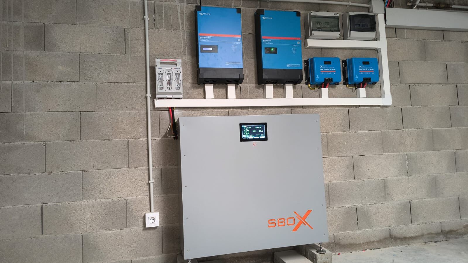 Vista de conjunt d'una instal·lació SolarBox SB60 amb dos inversors Victron MultiPlus-II i dos reguladors SmartSolar MPPT